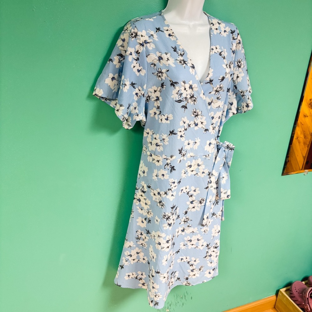Fashion To Figure Blue White Floral Short Ruffle Sleeve Wrap Dress Size 1 14/16 - Picture 4 of 10